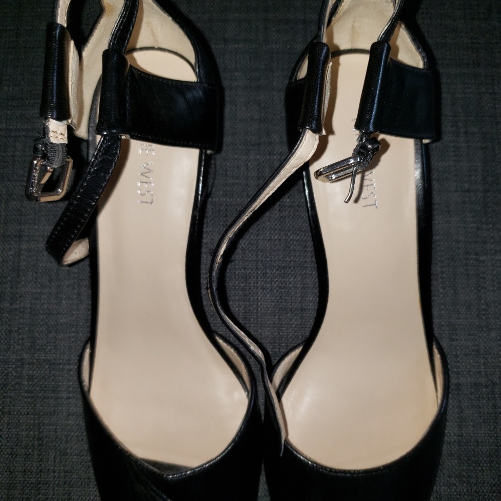Peep toe shoes